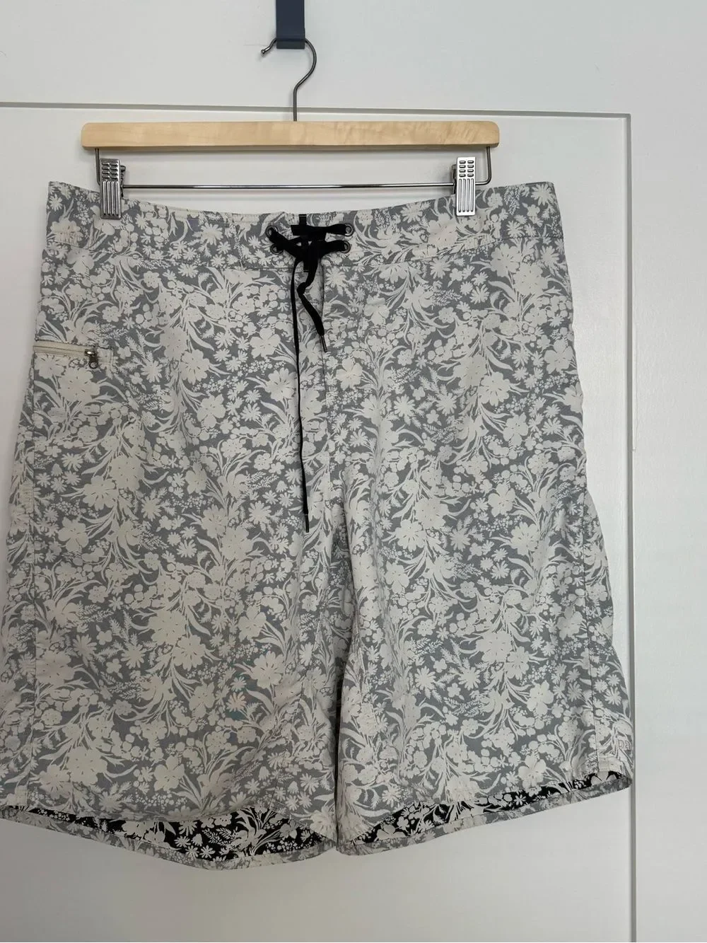 Patagonia Swim Trunks Board Shorts Mens Sz 35 Floral Hawaiian Beach Resort